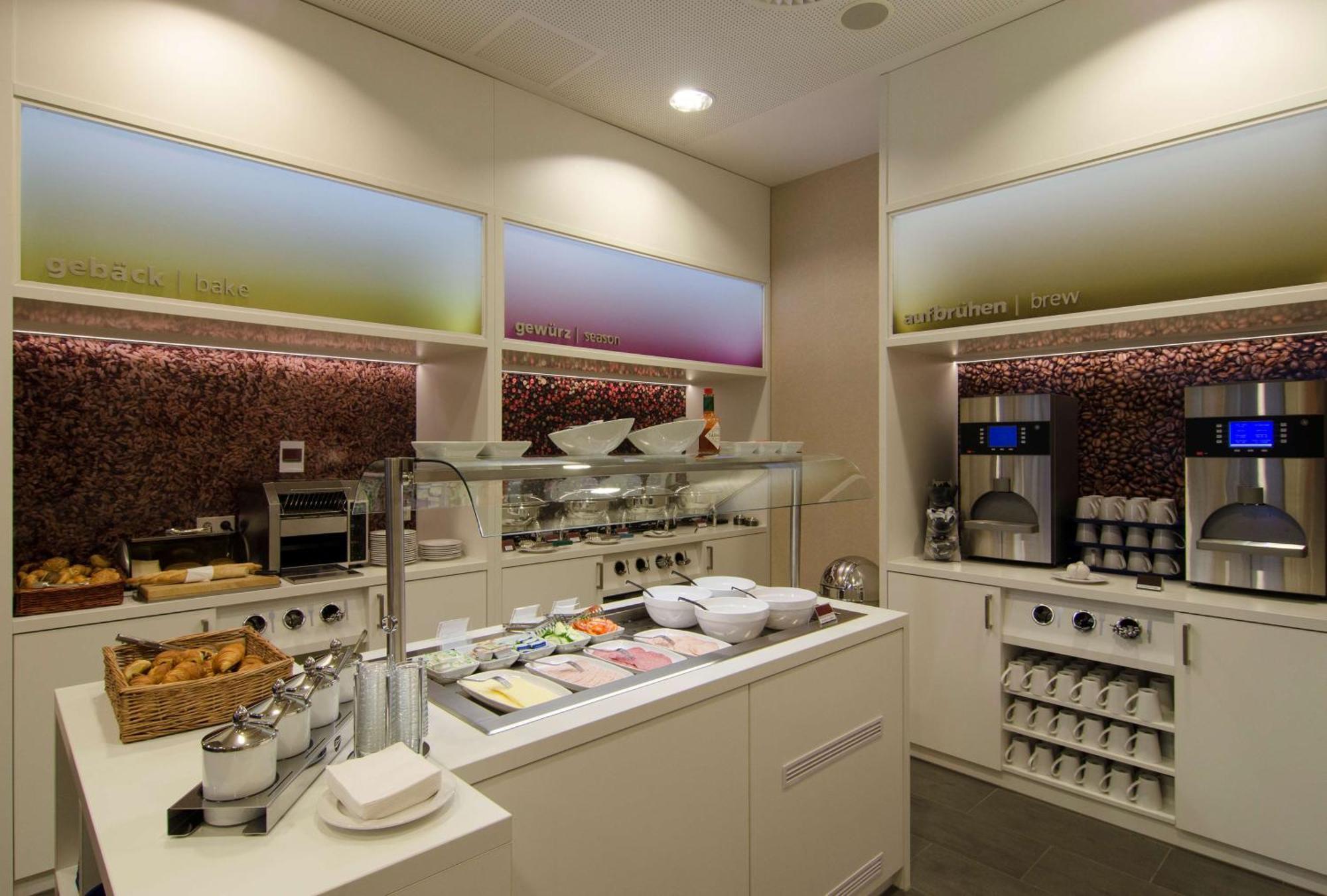 Hotel Hampton By Hilton Center 3*